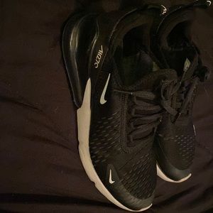 nike air max 270. 7y (8.5-9 in womens)
